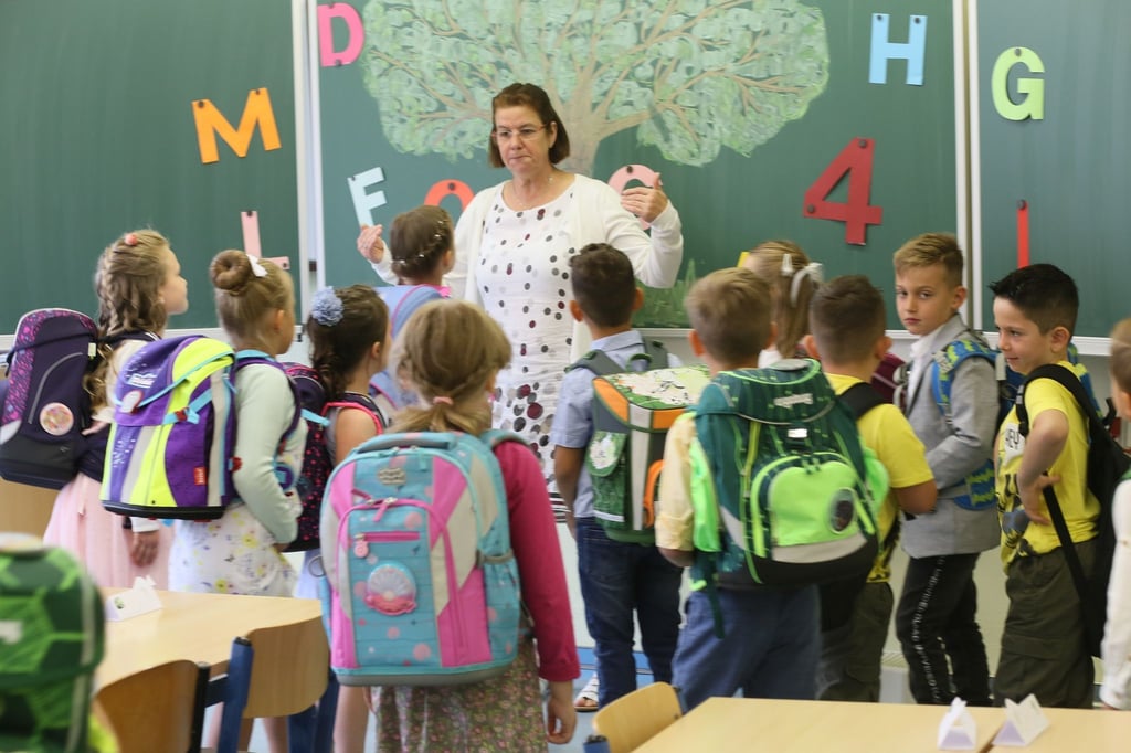 Mädchen und Jungen dürfen zum ersten Mal ihren Klassenraum besichtigen.