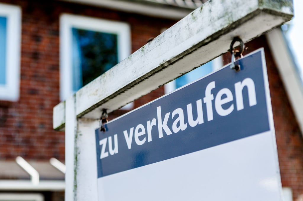 Gute Nachrichten für Kaufwillige: Die Zinsen für Immobiliendarlehen bleiben im Schnitt unter der Vier-Prozent-Marke und sind somit günstiger als vor einem Jahr.