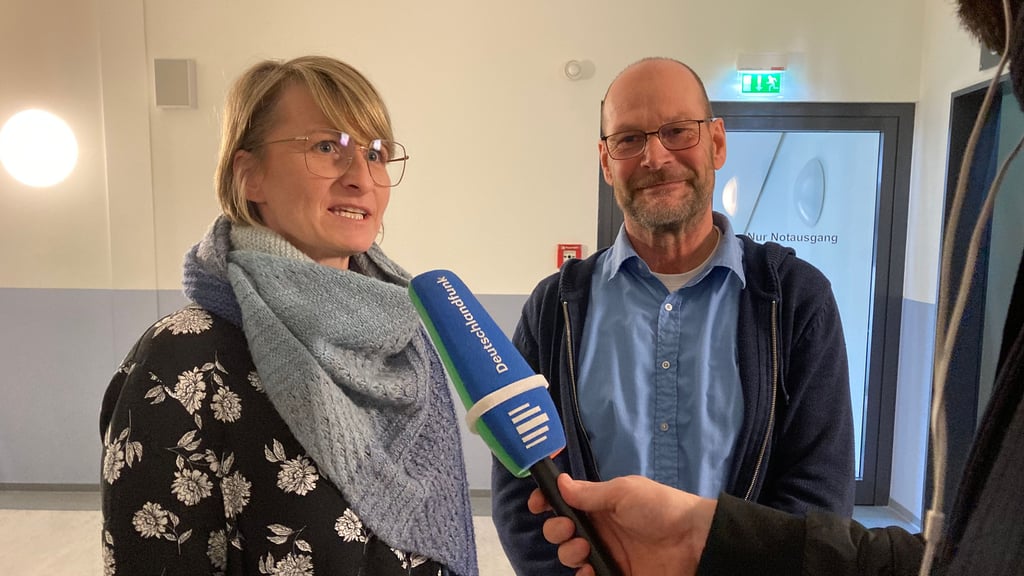 Sie haben die Regierung verklagt: Die Gesamtschullehrerin Anke Prellwitz und der Gymnasiallehrer Volker Thiele nach der Urteilsverkündung.