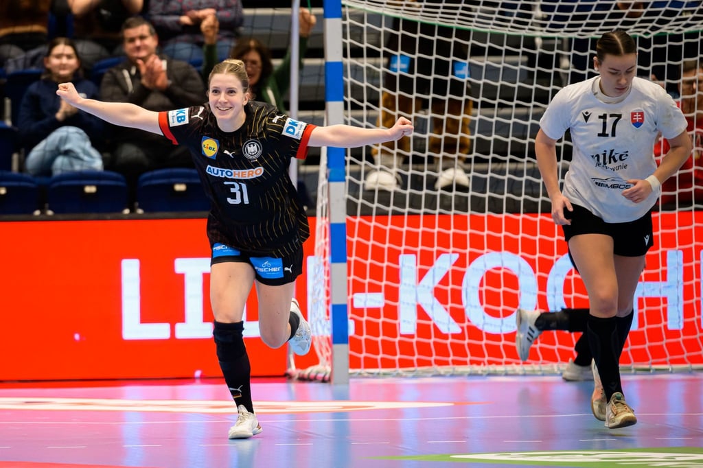 Deutschlands Alexia Hauf (l) jubelt nach einem Tor.