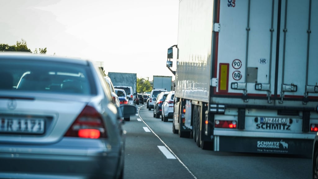 Auf der A14 von Magdeburg in Richtung Halle ist ein Auto auf ein Stauende aufgefahren.