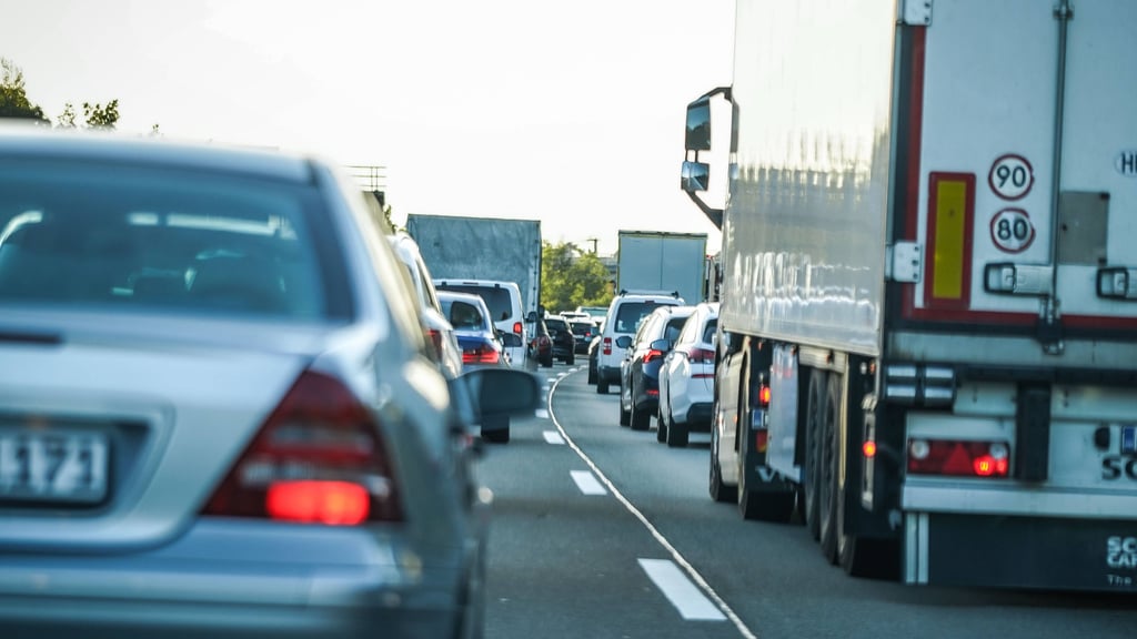 Auf der A14 von Magdeburg in Richtung Halle ist ein Auto auf ein Stauende aufgefahren.