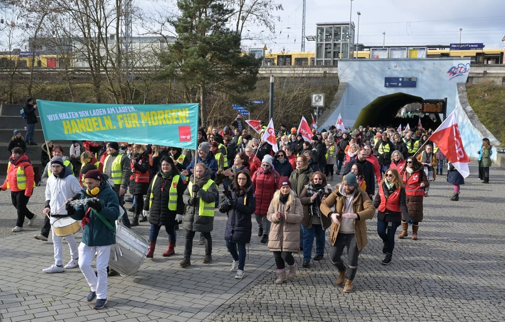 Die Teilnehmer einer Demonstration zum Internationalen Frauentag gehen durch die Hennigsdorfer Innenstadt.