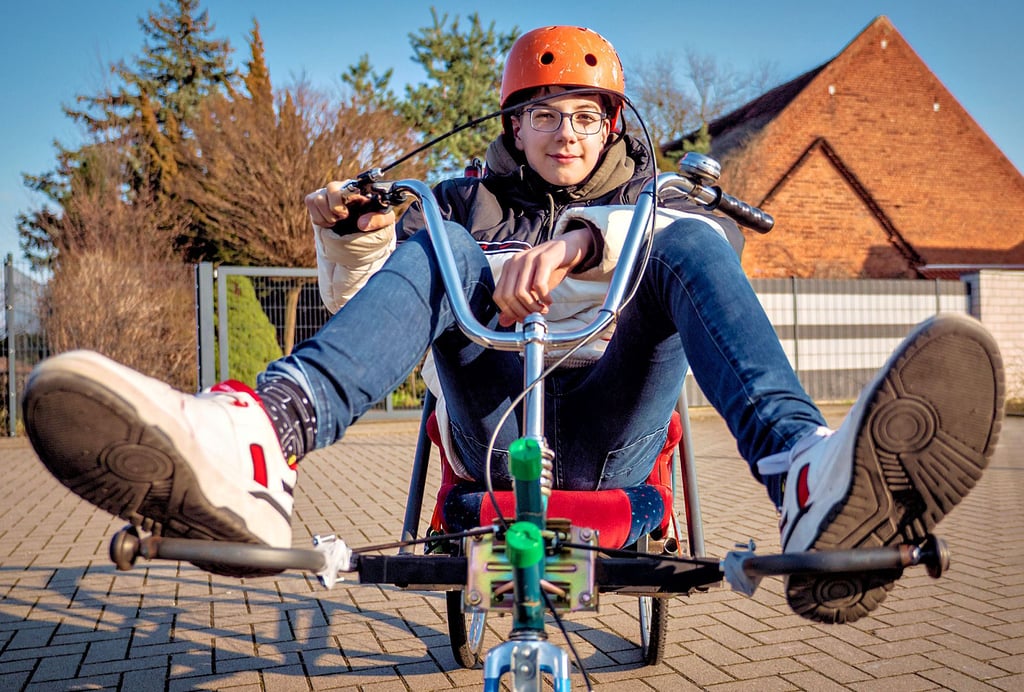 Der 12-jährige Lorenz Stempnewski sitzt lässig auf seinem "Bike Trike II". Mit der Modifizierung seiner letztjährigen Seifenkiste wird er in diesem Jahr zum 4. Gommeraner Seifenkistenrennen antreten und hofft, mindestens wieder den 3. Platz zu belegen. Das Rennen findet am 1. Mai auf der Nordhausener Straße in Gommern statt.