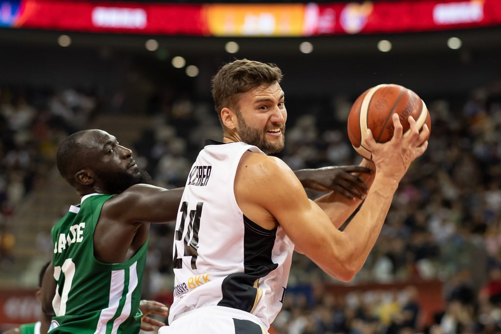 Hat mit der Basketball-Nationalmannschaft derzeit nichts zu tun: Maximilian Kleber (r).