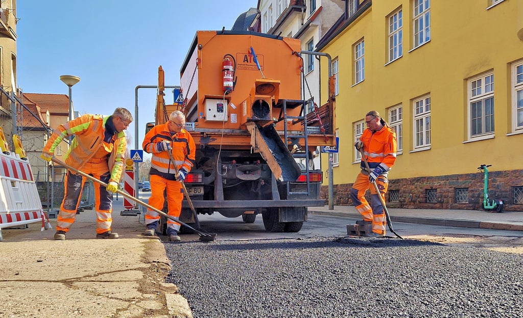 Die Brücke an der Christianenstraße in Merseburg bekommt eine neue Asphaltschicht. Die Löcher waren zu groß, um sie zu flicken.