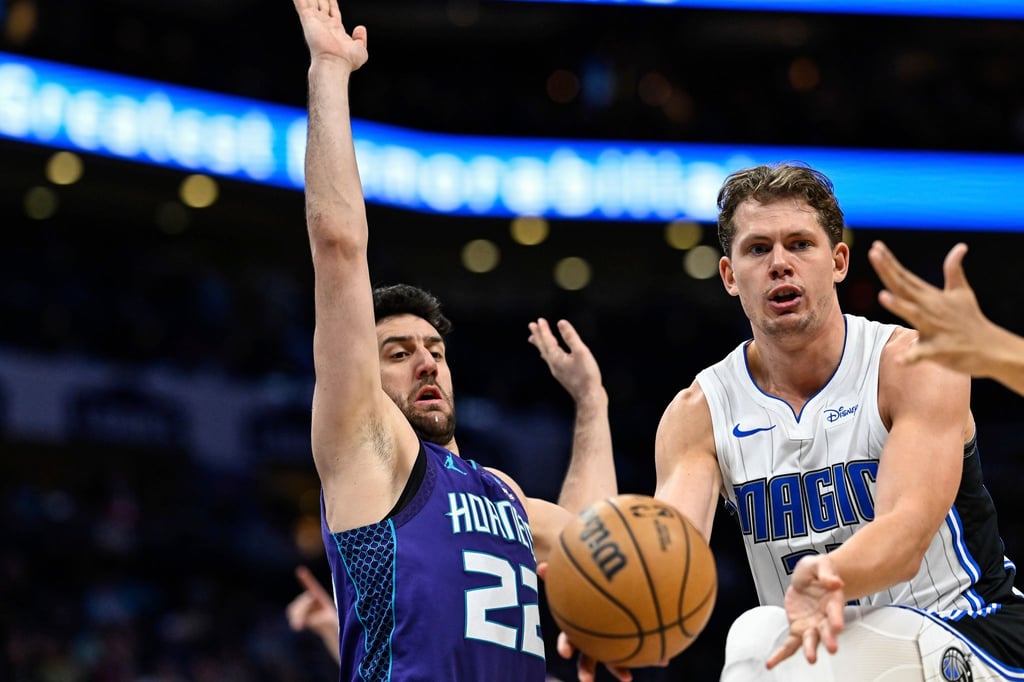 Magic-Profi Moritz Wagner (r) kam bei den Charlotte Hornets auf 11 Zähler.