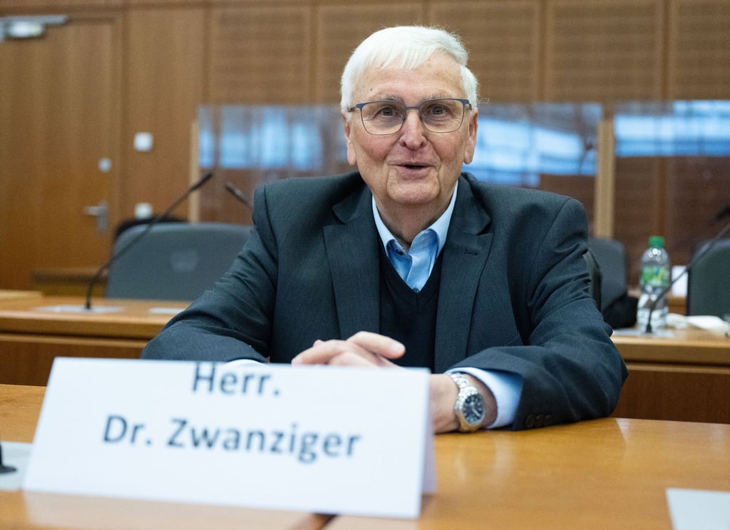 Theo Zwanziger sitzt auf der Anklagebank im Landgericht in Frankfurt.