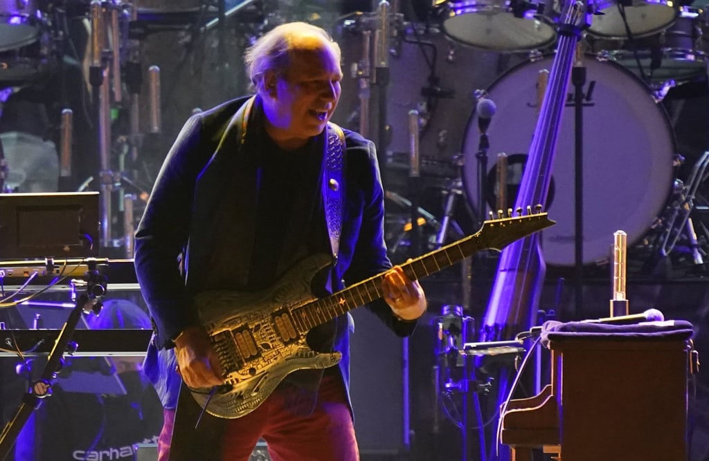 Hans Zimmer steht gemeinsam mit seinen Musikern und dem Odessa Orchestra in Hamburg auf der Bühne.