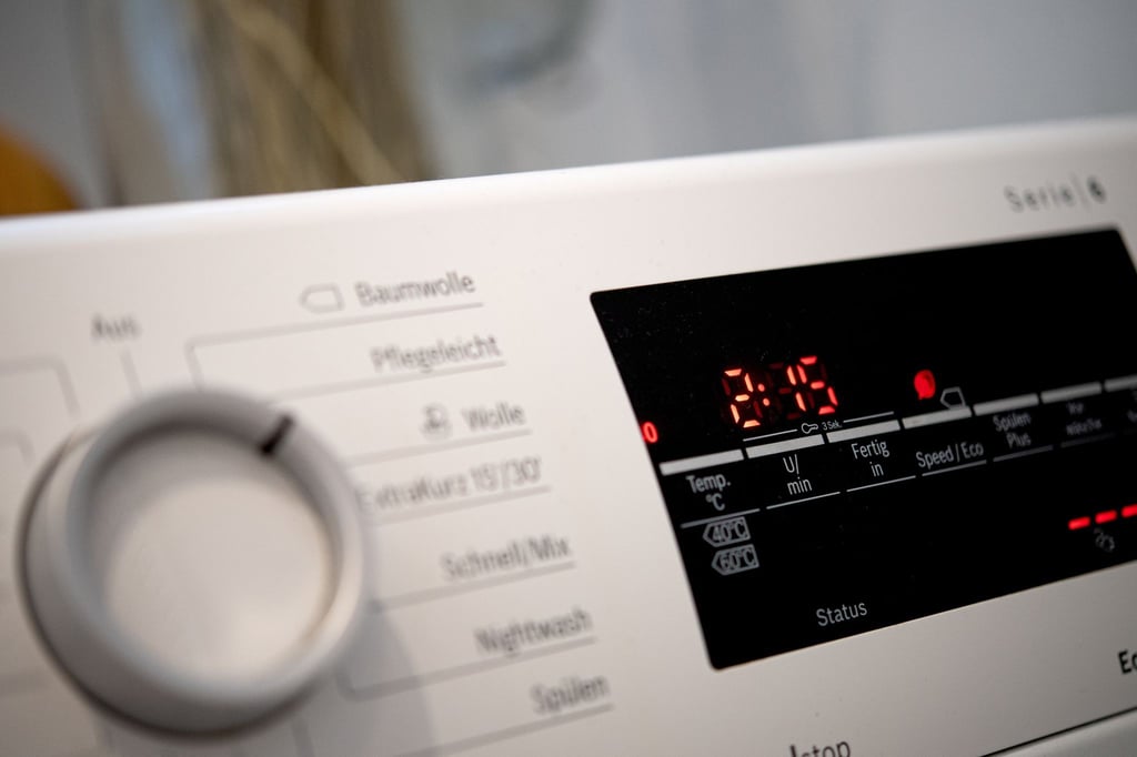 Eco-Programme brauchen für einen Waschgang dreieinhalb Stunden oder länger. Trotz dieser langen Laufzeit sparen sie im Vergleich zum 60-Grad-Baumwollprogramm aber Energie - und zwar bei gleicher Reinigungsleistung. (zu dpa: „Lieber lang statt kurz: Beim Wäschewaschen Energie sparen“)