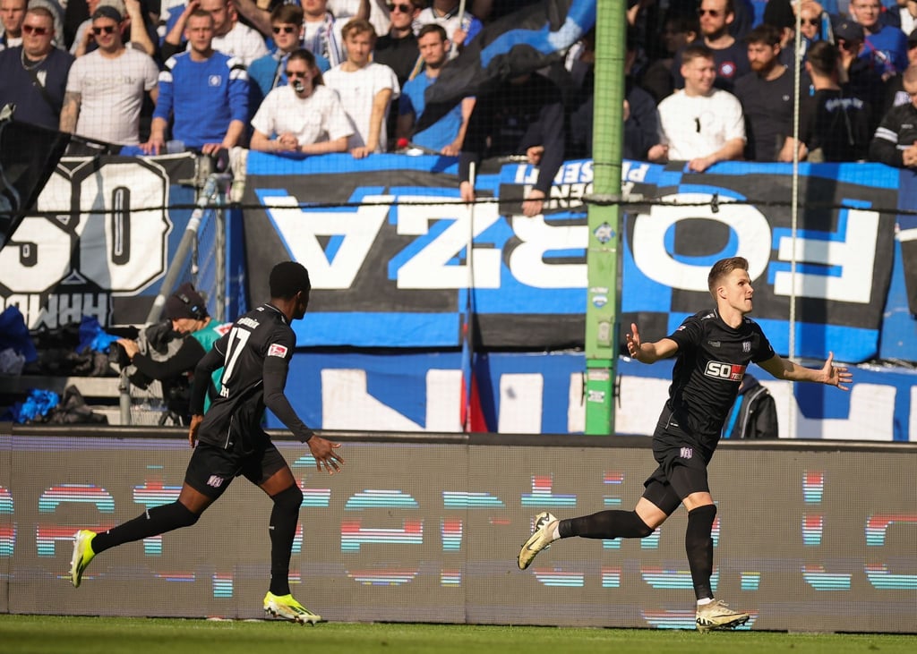 Osnabrücks Lukas Kunze (r) jubelt nach seinem Treffer zur 1:0-Führung in Hamburg.