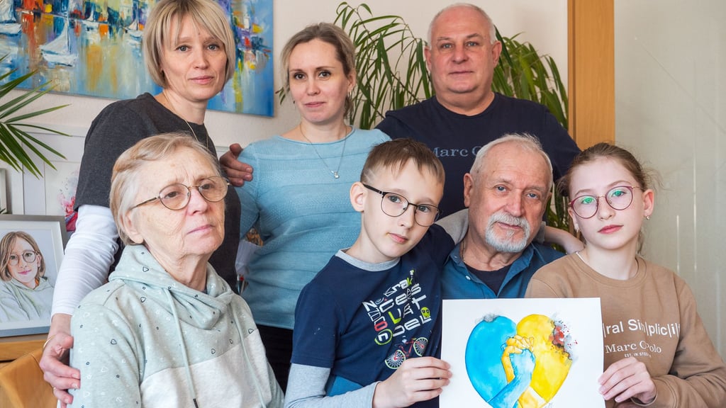 Tamara Anisimova (vorn links) und ihr Mann Viktor (sitzend), ihre Tochter Viktoria (Mitte hinten) und Enkel Viktor sind vor Putins Krieg in der Ukraine geflüchtet.