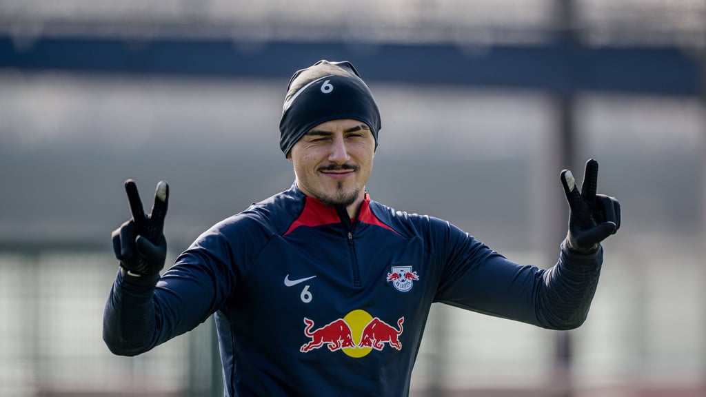 Die gute Laune beim Training hat Eljif Elmas noch nicht verloren.