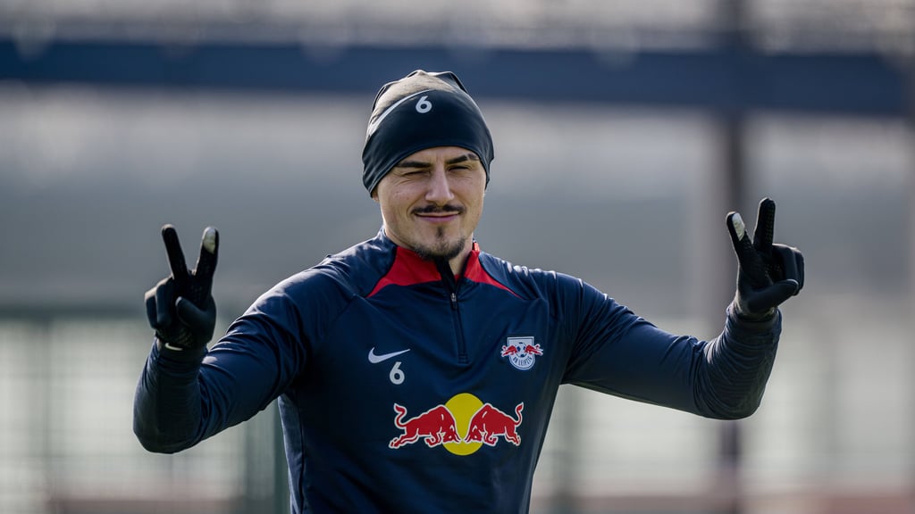 Die gute Laune beim Training hat Eljif Elmas noch nicht verloren.