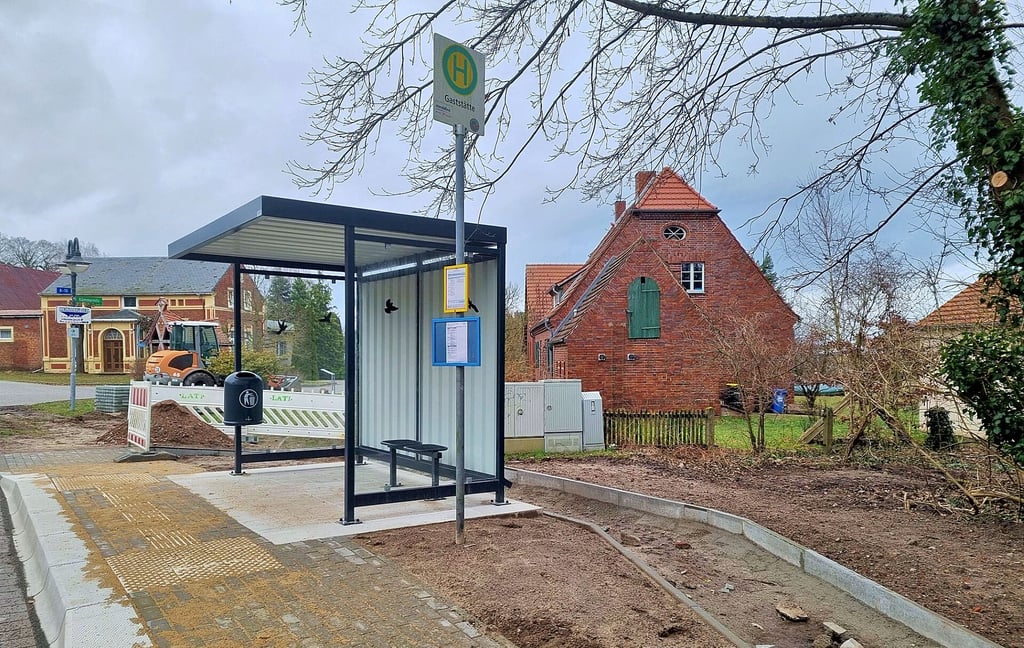 Bis vor einigen Tagen war der Wegebau an der völlig neu hergerichteten Bushaltestelle in Kümmernitz noch nicht abgeschlossen. Inzwischen ist das aber erledigt.