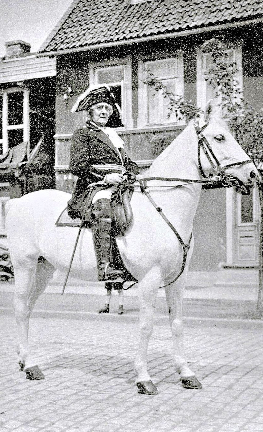 Ganz im Geiste der preußischen Könige: Otto Ließmann zum 20. Stiftungsfest des Gardevereins Benneckenstein, 1932 in der Wildenbach. Die Frauen wollten nicht nachstehen und organisierten sich im Königin-Luisen-Bund.