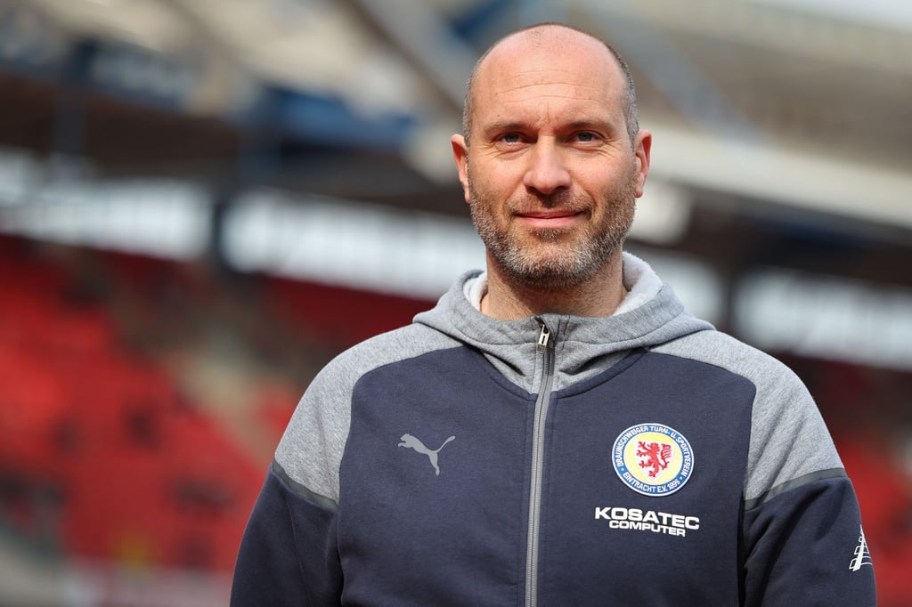 Der Trainer Daniel Scherning von Eintracht Braunschweig steht vor Spielbeginn auf dem Platz.