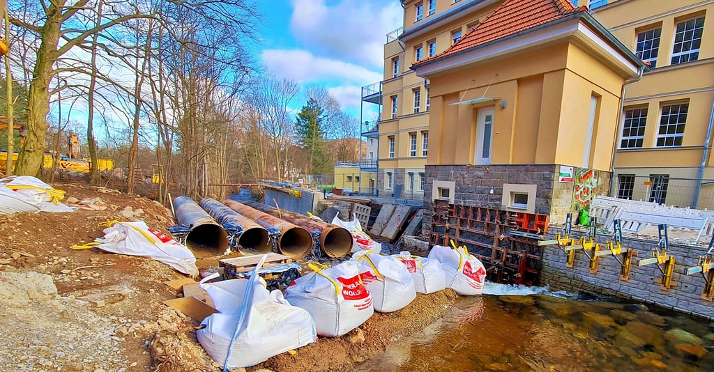 Nahe des Argenta-Wohnparks in Wernigerode wird die beschäftigte Ufermauer der Holtemme erneuert.