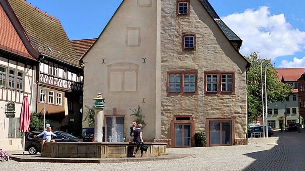 So wie links auf dem Foto sollte der neue Lift-Anbau an die Fassade aussehen. Der Plan ist gestoppt.