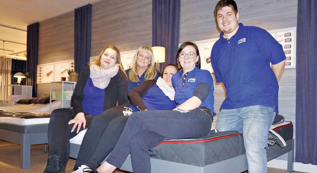 Isabella Kilian, Catharina Pokorny, Sarah Drößler, Christiane Held und Rcardo Hackbarth im Herzstück des Ladens, dem Mastratzenstudio.