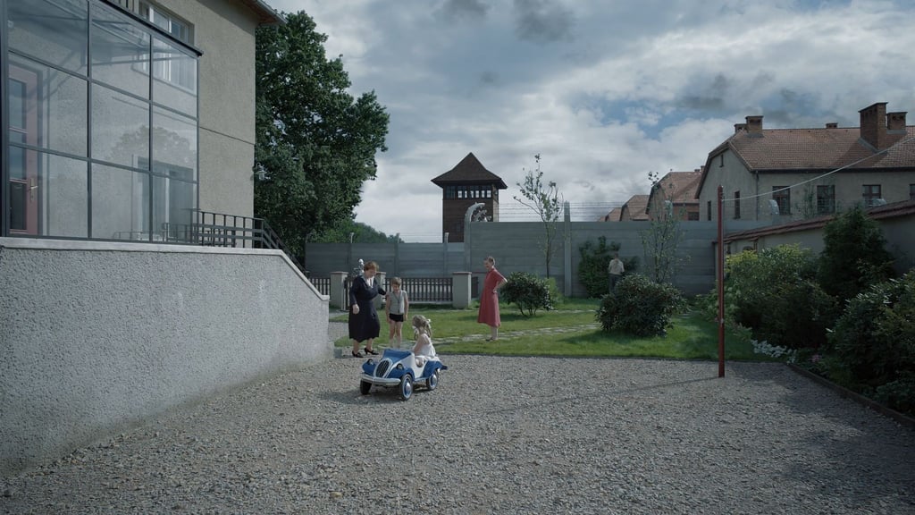 Das Grauen von Auschwitz hinter der Gartenmauer. Doch das Drama „The Zone Of Interest“ spielt vor der Mauer.