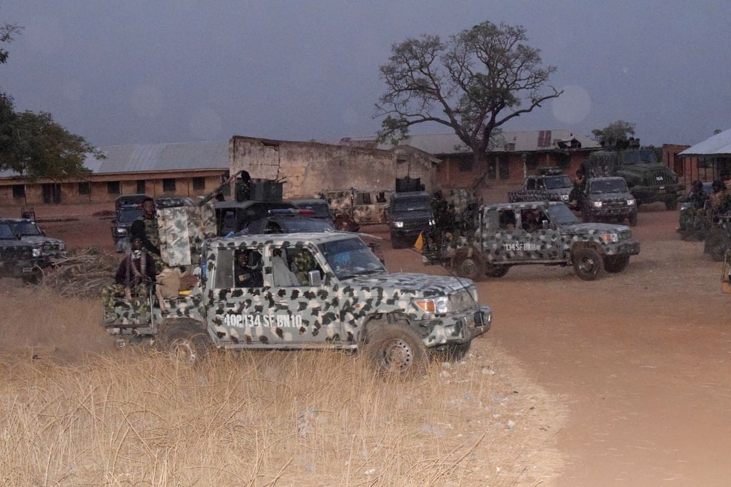 Fahrzeuge der nigerianischen Armee in einem Gebiet, in dem bewaffnete Männer Medienberichten zufolge Dutzende Schulkinder entführt haben.
