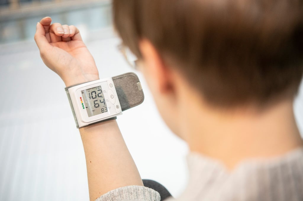 Die Handgelenkmessung ist bei Rauchern, Diabetikern und Menschen mit Gefäßerkrankungen möglicherweise weniger genau, da ihre Blutgefäße verengt und verhärtet sein können.