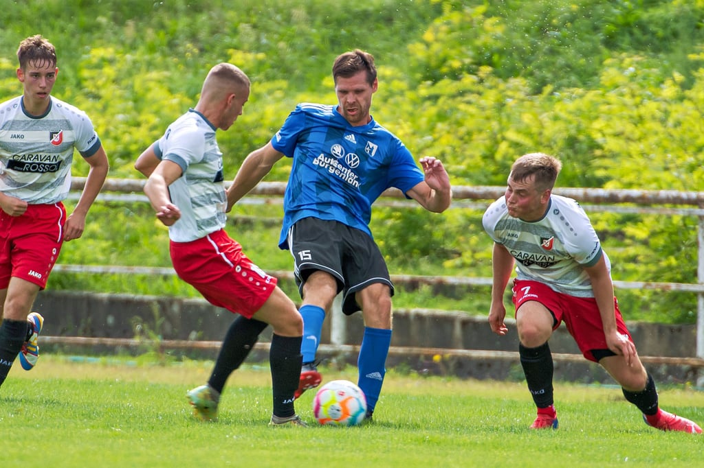 Der SC Naumburg II - hier Jonas Keitel (2.v.l.), der allerdings wegen eines Kreuzbandrisses ausfällt, und Fabian Großmann (r.) - tritt am Samstag zum Rückspiel bei Blau-Weiß Bad Kösen mit Alexander Schmidt an.