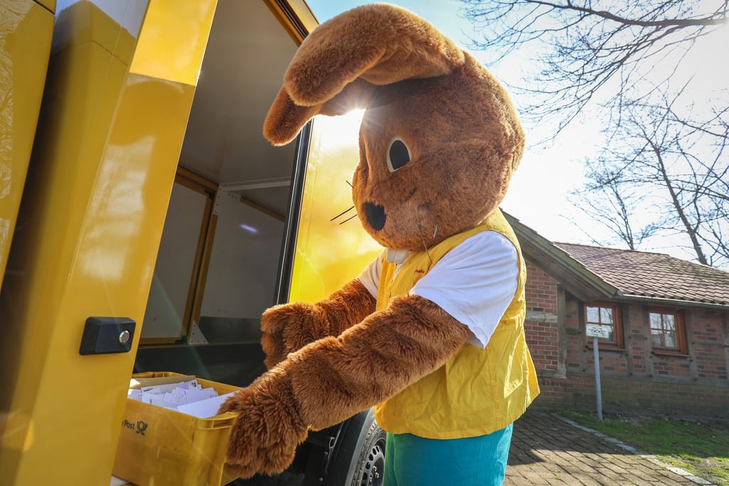 Ein als Hanni Hase verkleideter Mann holt Briefe für das Osterpostamt in Ostereistedt ab.