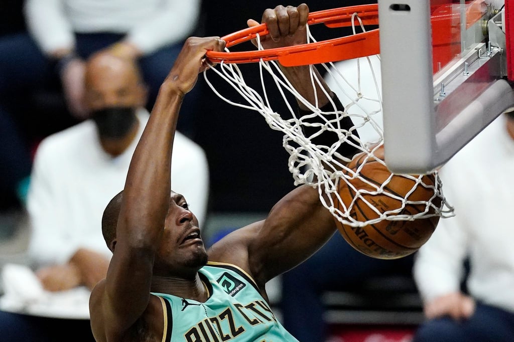 Bismack Biyombo ist nach einem kurzen Kollaps während der NBA-Partie seiner Oklahoma City Thunder bei den Portland Trail Blazers wohlauf.