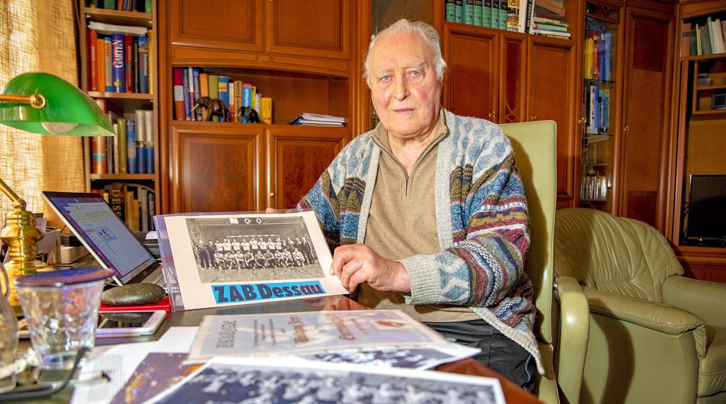 Wolfgang Jäger, ehemaliger Chef der Handballabteilung der BSG ZAB Dessau, blättert kurz vor seinem 91. Geburtstag gern in Erinnerungen.