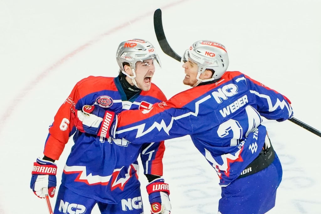 Die Nürnberg Ice Tigers um Julis Karrer (l) und Marcus Weber stehen in den Pre-Playoffs.
