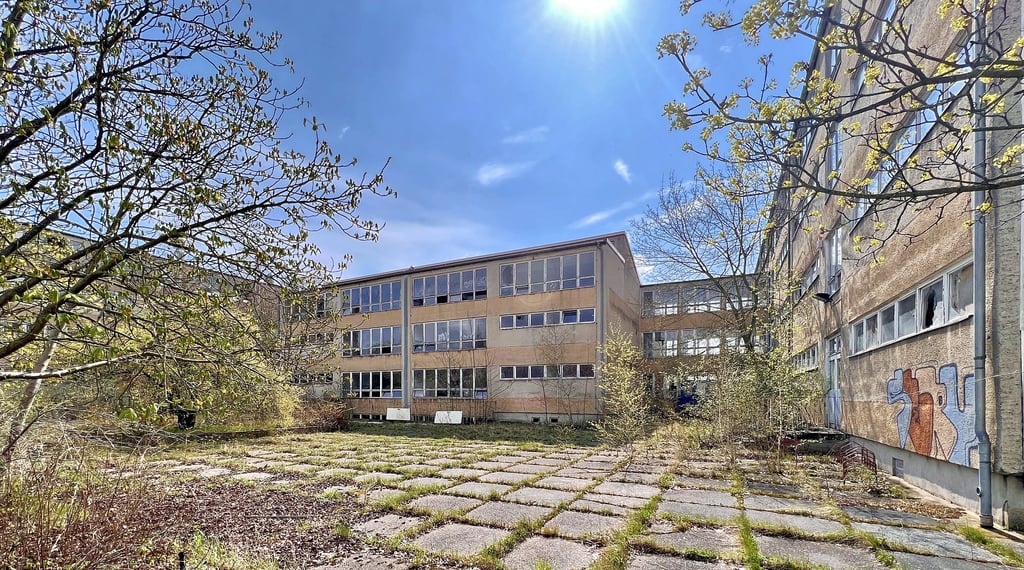 Hier, auf dem Gelände der ehemaligen Schule in der Bernburger Straße, soll der Neubau der Regenbogenschule entstehen.