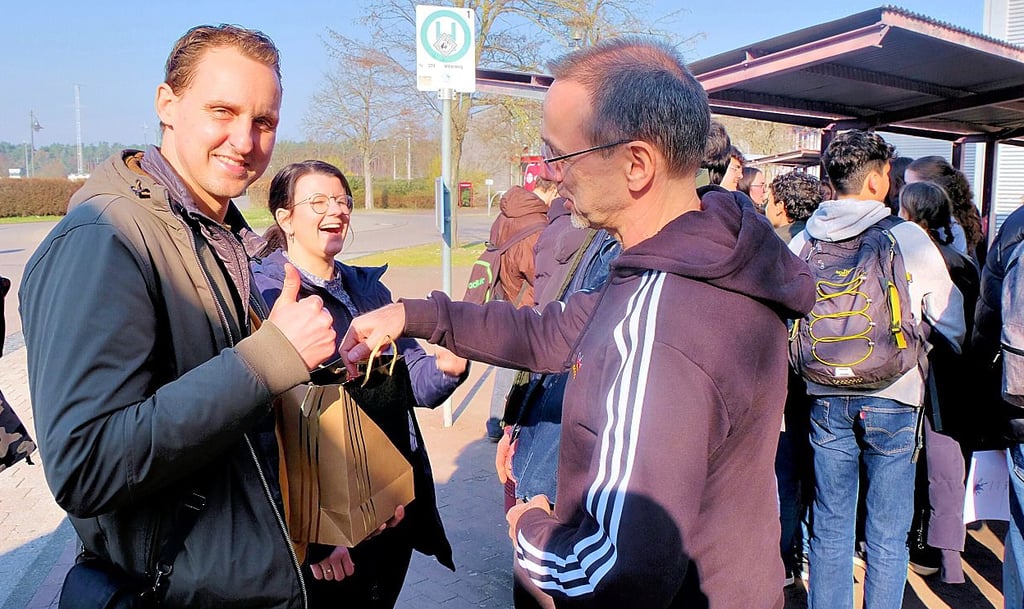 Ausgelassene Stimmung. Jenny Elstermann (2. v. l.) und Michael Hollwitz (3. v. l.) verabschieden ihre Gäste aus den Niederlanden.