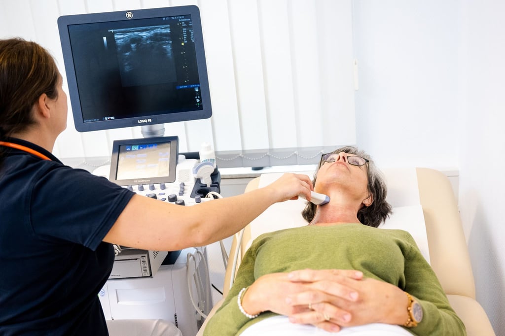 Versicherte, die das Hausarztmodell in Anspruch nehmen, binden sich für mindestens ein Jahr an einen Hausarzt oder eine Hausärztin - und verpflichten sich dazu, bei gesundheitlichen Problemen immer zuerst dort hinzugehen.
