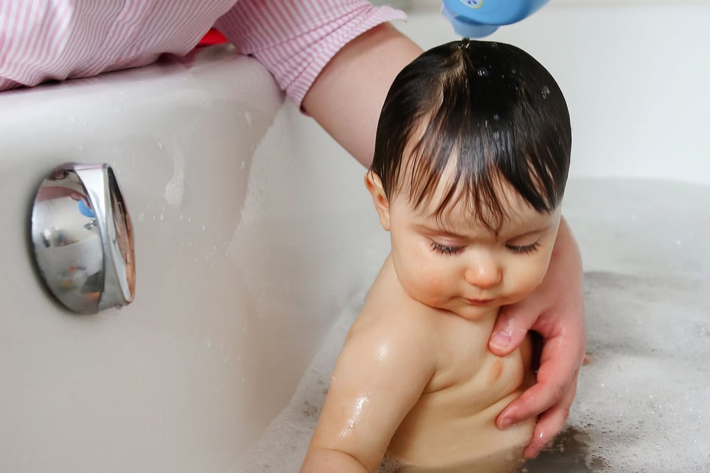 Faustregel für Eltern: Immer dann, wenn die Symptome nach dem Einatmen von Wasser schwerwiegender sind als beim Verschlucken eines Getränks, sollte ein Arzt oder eine Ärtzin konsultiert werden. (zu dpa: „Lebensgefahr? Wenn das Kind beim Planschen Wasser schluckt“)