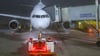 Eine Maschine der Lufthansa wird am Morgen auf dem Flughafen Leipzig-Halle für den Start vorbereitet.