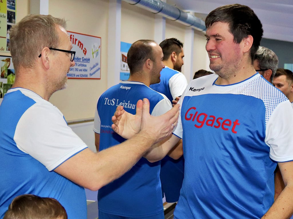 Die Leitzkauer freuen sich über den Sieg und die Tabellenführung in der Verbnandsliga. Michael Dreßler und Kapitän René Geißler (von links) holten beide ihre Mannschaftspunkte beim 6:2-Sieg in Magdeburg. 