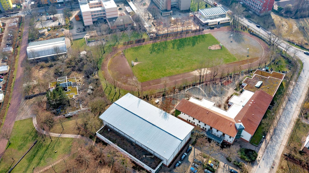 Blick auf die Reinhard-Lakomy-Schule in Halberstadt (im Bild unten rechts) mit der Turnhalle und dem auch von den anderen Schulen in diesem Areal genutzten Sportplatz.