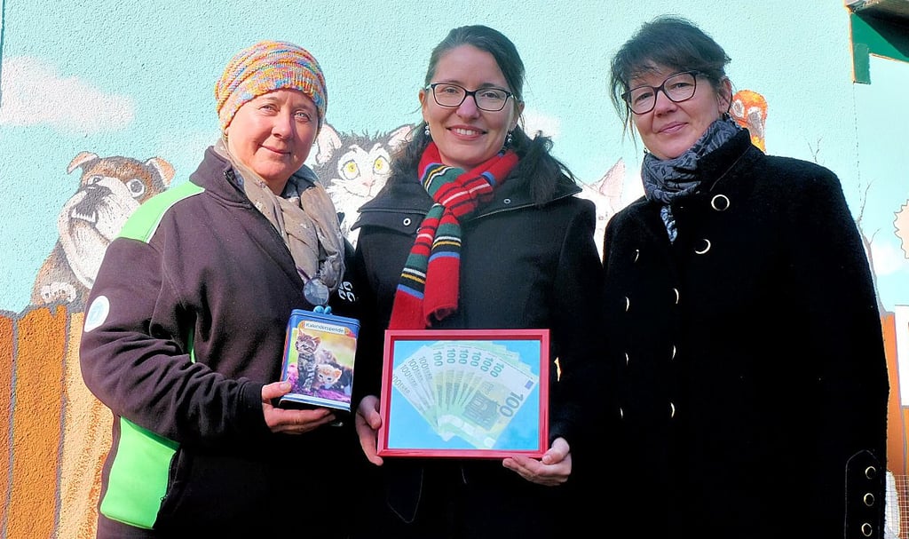 Die Mitarbeiterin der Anker-Apotheke Elster, Bettina Wieland (Mitte), übergibt Catrin Rhode und Juliane Zahradka eine Spende über 1.000 Euro.