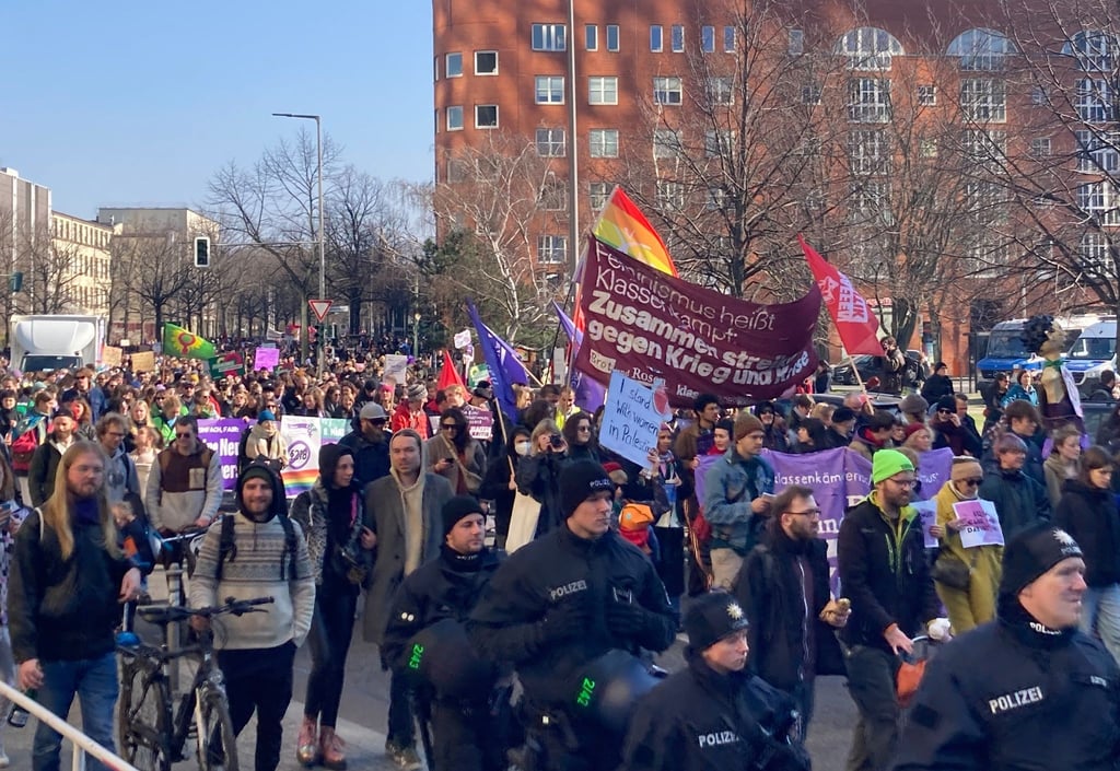 Teilnehmer während einer Demonstration in Berlin-Mitte: Sie fordern unter anderem bessere Lebens- und Arbeitsbedingungen für Frauen.