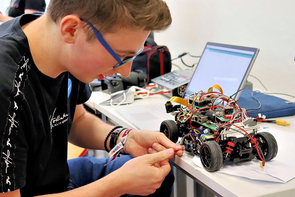 Nachwuchsingenieure tüfteln an den Robotern.