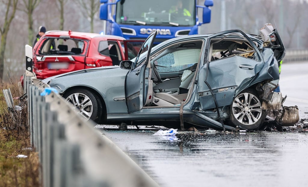 Ein Trümmerfeld bietet sich nach einem schweren Verkehrsunfall auf der B87.