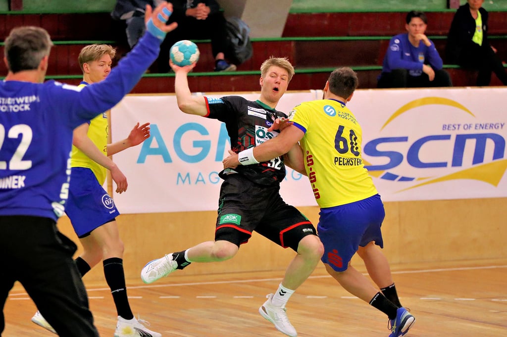 Julius Drachau (2.v.r.), hier im Drittligaspiel gegen Empor Rostock, begann seine Handball-Karriere einst in Naumburg beim HCB. Mit den Youngsters des SC Magdeburg kehrt er nun in seine frühere Heimat zurück.