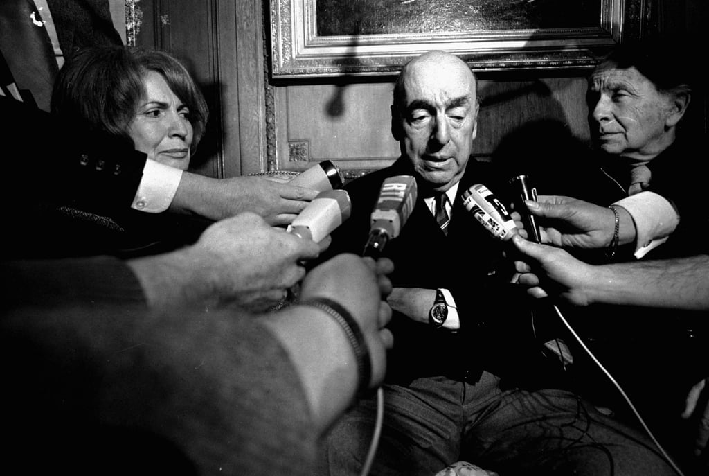 Pablo Neruda spricht zu Reportern, nachdem ihm der Literaturnobelpreis zuerkannt worden war.