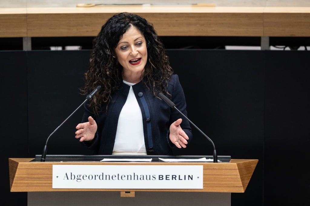 Cansel Kiziltepe (SPD), Berliner Senatorin für Arbeit, Soziales, Gleichstellung, spricht im Abgeordnetenhaus.
