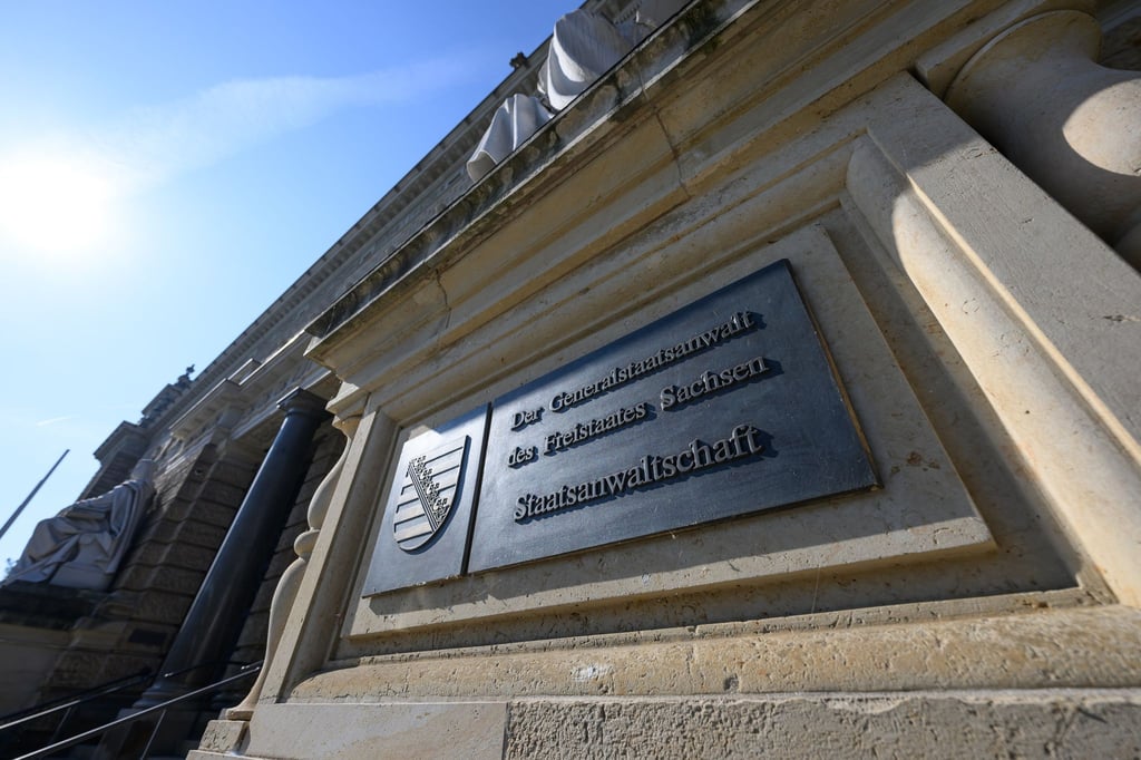 Ein Schild „Der Generalstaatsanwalt des Freistaates Sachsen Staatsanwaltschaft“ ist am Justizzentrum Dresden montiert.