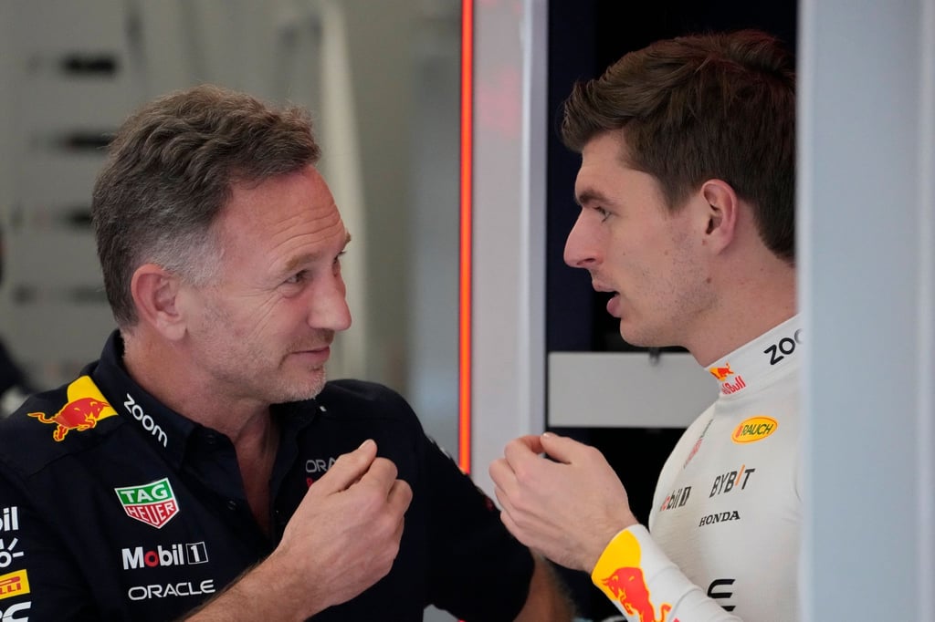 Red-Bull-Teamchef Christian Horner (l) im Gespräch mit Max Verstappen.
