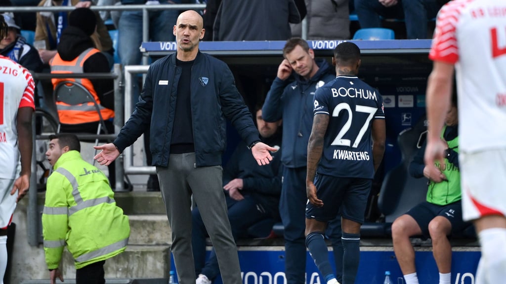 Moritz-Broni Kwarteng verlässt nach seiner Roten Karte gegen RB Leipzig den Platz.