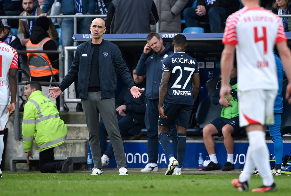 Moritz-Broni Kwarteng verlässt nach seiner Roten Karte gegen RB Leipzig den Platz.
